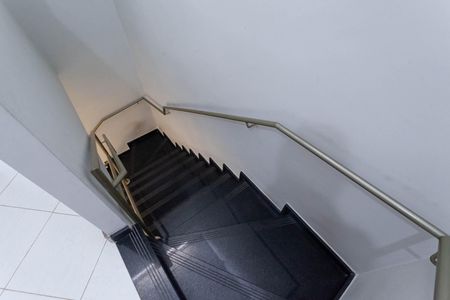 Casa à venda com 180m², 3 quartos e 2 vagas Casa à venda com 180m², 3 quartos e 2 vagasEscada