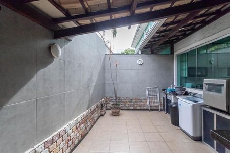 Casa à venda com 180m², 3 quartos e 2 vagas Casa à venda com 180m², 3 quartos e 2 vagasQuintal