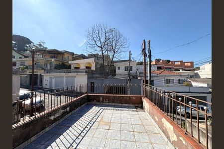 Casa à venda com 200m², 4 quartos e 2 vagas Casa à venda com 200m², 4 quartos e 2 vagasQuintal - Casa 1