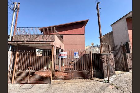 Casa à venda com 200m², 4 quartos e 2 vagas Casa à venda com 200m², 4 quartos e 2 vagasFachada