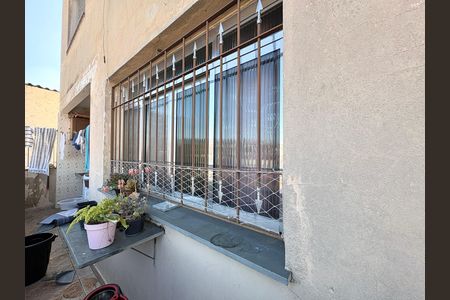 Casa à venda com 200m², 4 quartos e 2 vagas Casa à venda com 200m², 4 quartos e 2 vagasÁrea de serviço- Casa 1