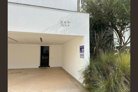 Casa de condomínio à venda com 936m², 4 quartos e 8 vagasFachada