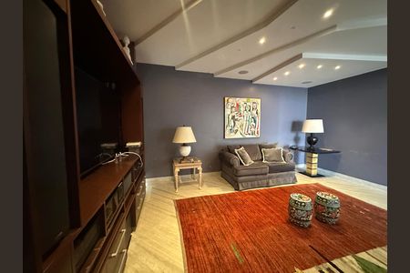 Casa de condomínio à venda com 936m², 4 quartos e 8 vagasSala de TV