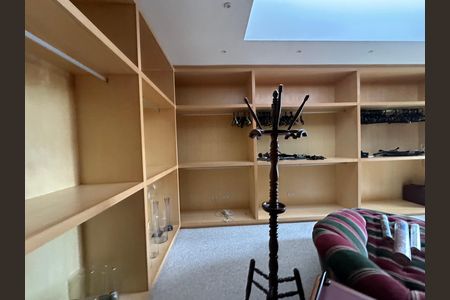 Casa de condomínio à venda com 936m², 4 quartos e 8 vagasCloset da suíte 1