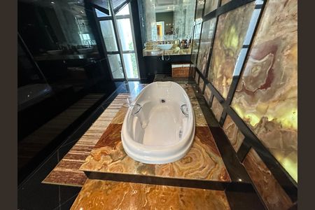 Casa de condomínio à venda com 936m², 4 quartos e 8 vagasBanheiro da Suíte 1