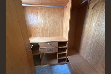 Casa de condomínio à venda com 936m², 4 quartos e 8 vagasCloset da suíte 4