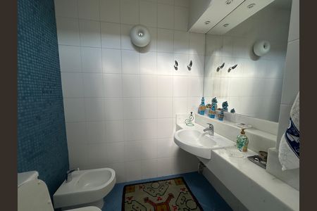 Casa de condomínio à venda com 936m², 4 quartos e 8 vagasBanheiro da Suíte 2