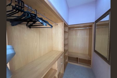 Casa de condomínio à venda com 936m², 4 quartos e 8 vagasCloset da suíte 2