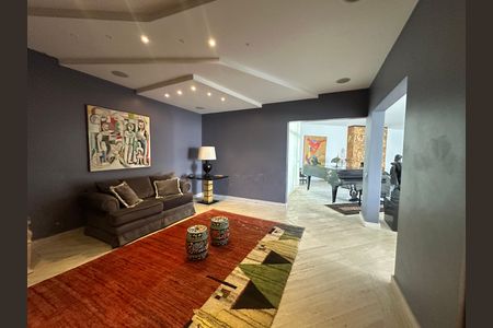 Casa de condomínio à venda com 936m², 4 quartos e 8 vagasSala de TV