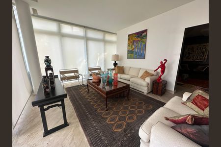Casa de condomínio à venda com 936m², 4 quartos e 8 vagasSala