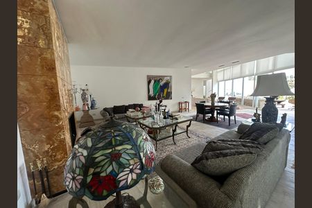 Casa de condomínio à venda com 936m², 4 quartos e 8 vagasSala