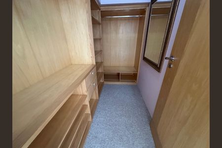 Casa de condomínio à venda com 936m², 4 quartos e 8 vagasCloset da suíte 2