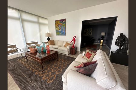 Casa de condomínio à venda com 936m², 4 quartos e 8 vagasSala
