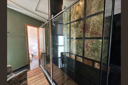 Casa de condomínio à venda com 936m², 4 quartos e 8 vagasBanheiro da Suíte 1