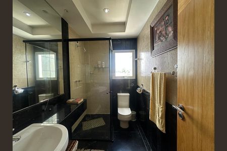 Casa de condomínio à venda com 936m², 4 quartos e 8 vagasBanheiro da Suíte 3