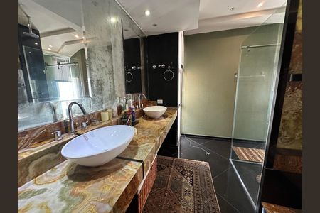 Casa de condomínio à venda com 936m², 4 quartos e 8 vagasBanheiro da Suíte 1