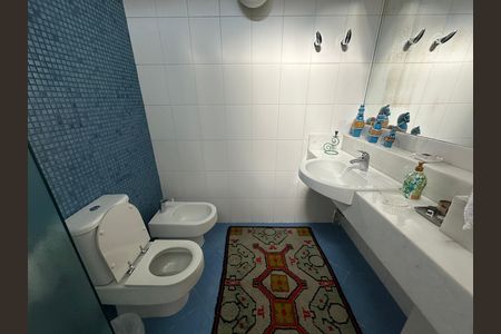 Casa de condomínio à venda com 936m², 4 quartos e 8 vagasBanheiro da Suíte 2