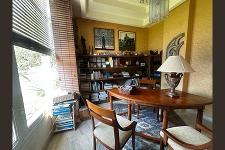 Casa de condomínio à venda com 936m², 4 quartos e 8 vagasEscritório