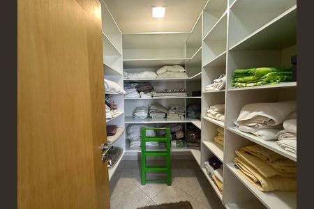 Casa de condomínio à venda com 936m², 4 quartos e 8 vagasRoupeiro
