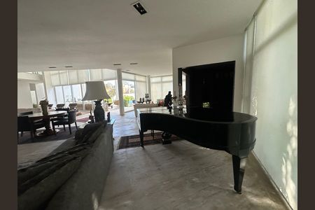 Casa de condomínio à venda com 936m², 4 quartos e 8 vagasSala