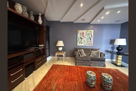 Casa de condomínio à venda com 936m², 4 quartos e 8 vagasSala de TV