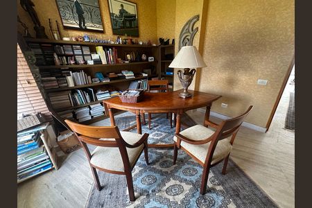 Casa de condomínio à venda com 936m², 4 quartos e 8 vagasEscritório