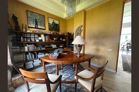 Casa de condomínio à venda com 936m², 4 quartos e 8 vagasEscritório