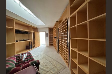 Casa de condomínio à venda com 936m², 4 quartos e 8 vagasCloset da suíte 1