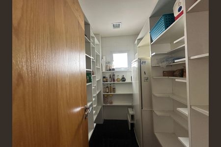 Casa de condomínio à venda com 936m², 4 quartos e 8 vagasDespensa