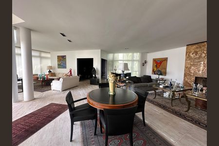 Casa de condomínio à venda com 936m², 4 quartos e 8 vagasSala