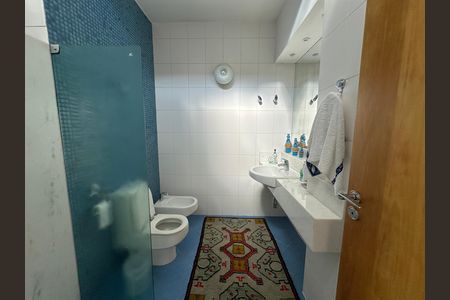 Casa de condomínio à venda com 936m², 4 quartos e 8 vagasBanheiro da Suíte 2