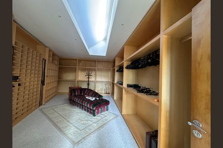 Casa de condomínio à venda com 936m², 4 quartos e 8 vagasCloset da suíte 1