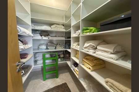 Casa de condomínio à venda com 936m², 4 quartos e 8 vagasRoupeiro