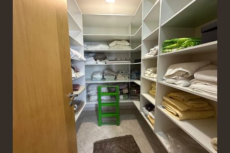 Casa de condomínio à venda com 936m², 4 quartos e 8 vagasRoupeiro