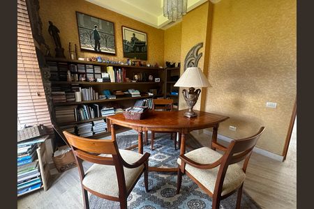 Casa de condomínio à venda com 936m², 4 quartos e 8 vagasEscritório