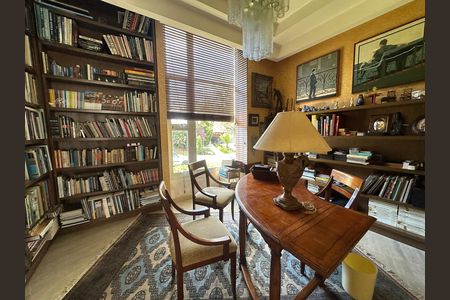 Casa de condomínio à venda com 936m², 4 quartos e 8 vagasEscritório