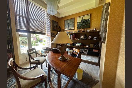 Casa de condomínio à venda com 936m², 4 quartos e 8 vagasEscritório