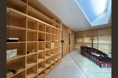 Casa de condomínio à venda com 936m², 4 quartos e 8 vagasCloset da suíte 1
