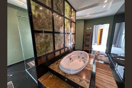 Casa de condomínio à venda com 936m², 4 quartos e 8 vagasBanheiro da Suíte 1