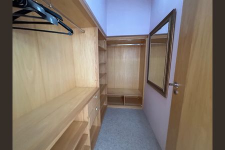 Casa de condomínio à venda com 936m², 4 quartos e 8 vagasCloset da suíte 2