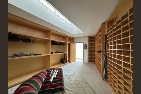 Casa de condomínio à venda com 936m², 4 quartos e 8 vagasCloset da suíte 1
