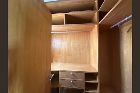 Casa de condomínio à venda com 936m², 4 quartos e 8 vagasCloset da suíte 4