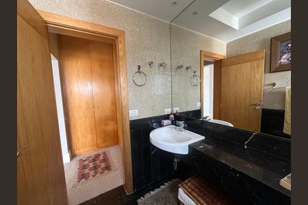 Casa de condomínio à venda com 936m², 4 quartos e 8 vagasBanheiro da Suíte 3