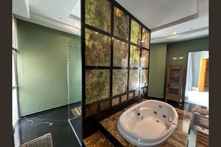 Casa de condomínio à venda com 936m², 4 quartos e 8 vagasBanheiro da Suíte 1