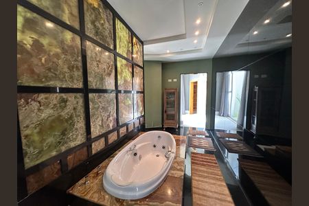 Casa de condomínio à venda com 936m², 4 quartos e 8 vagasBanheiro da Suíte 1