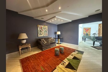 Casa de condomínio à venda com 936m², 4 quartos e 8 vagasSala de TV