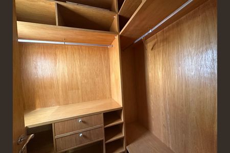 Casa de condomínio à venda com 936m², 4 quartos e 8 vagasCloset da suíte 4