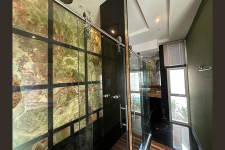 Casa de condomínio à venda com 936m², 4 quartos e 8 vagasBanheiro da Suíte 1
