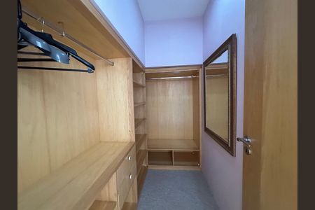 Casa de condomínio à venda com 936m², 4 quartos e 8 vagasCloset da suíte 2