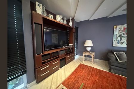 Casa de condomínio à venda com 936m², 4 quartos e 8 vagasSala de TV